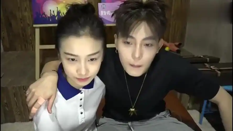 周晨晞姜梓新甜哭了,两人直播好甜蜜,看完我酸了!