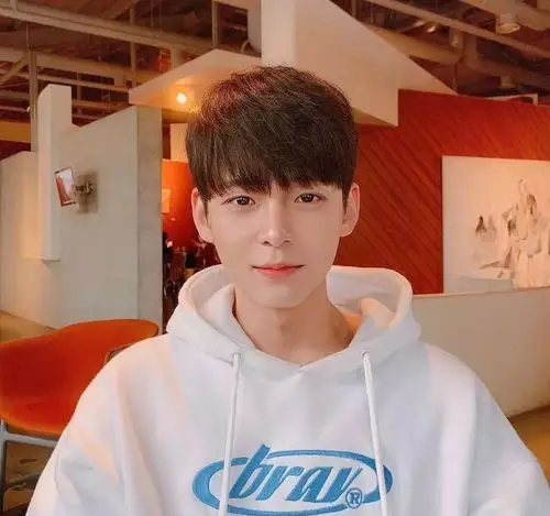 男生剪中分发型,显得很有文艺范,相比于干净的两边铲头发,这款发型看