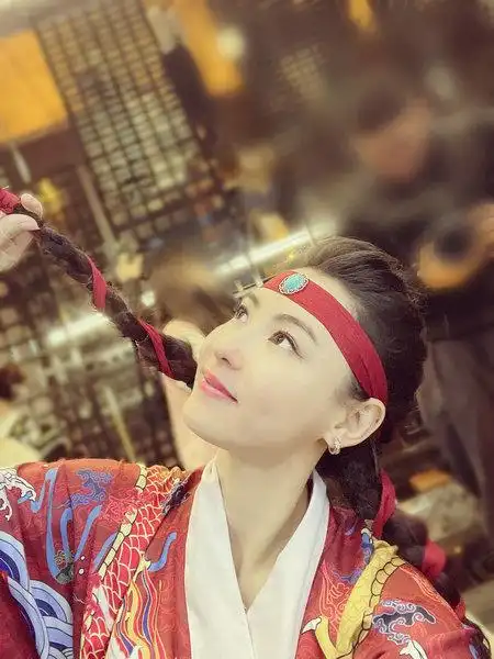 昨日,张柏芝在某社交平台晒出古装造型自拍.