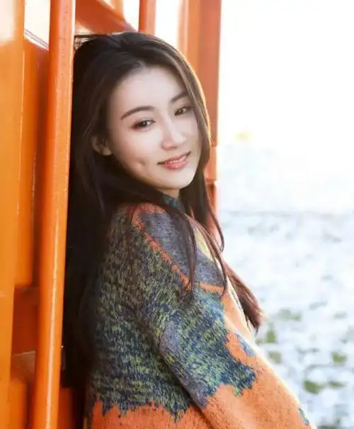 徐璐 (中国人民解放军国防大学军事文化学院)中国内地影视女演员,28岁