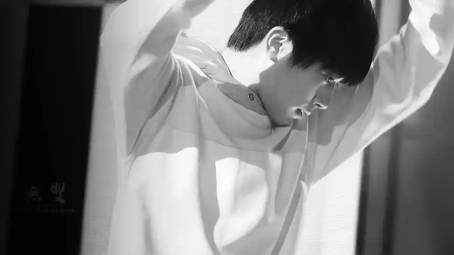 送给你们的礼物-易烊千玺,tfboys,舞蹈担当,男神,梨涡少年,黑白,壁纸