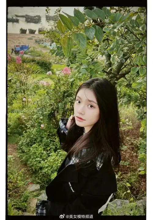 林允发日常照感谢粉丝陪伴 小西装格子衬衣乖巧甜美