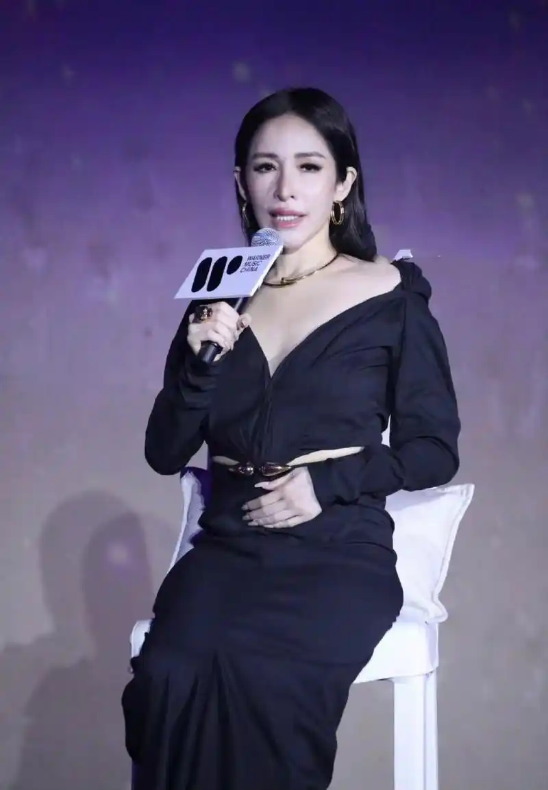 萧亚轩活动生图   萧亚轩亮相华纳签约发布会,现场生图, 盛装出席的