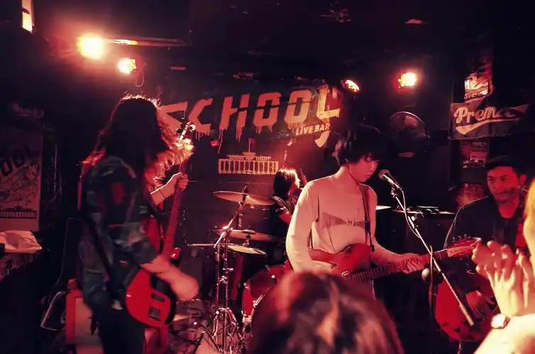 异国人夏季巡演预售开启 邀你登上青春摇滚列车_年轻人