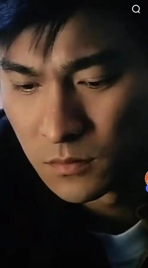 我在百度查了一下,刘德华的猎鹰是在香港1982年12月首播,而大陆播出时