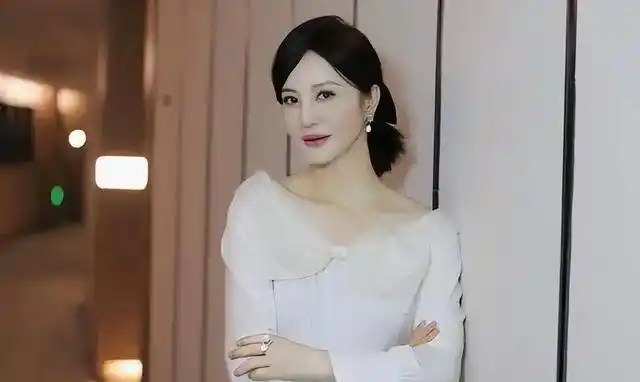 乐嘉前妻陶红因癌症去世,父女拉萨跪拜为其祈福,9岁幼女痛哭_陶虹