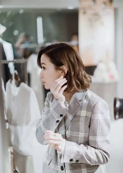 自从凭借古装剧《延禧攻略》在内地再次走红,佘诗曼经常以短发造型