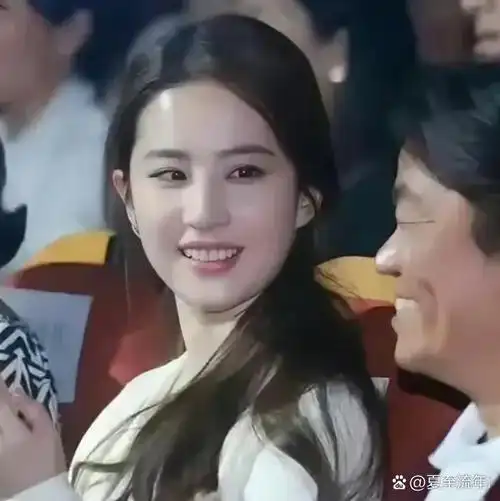 刘亦菲看王力宏和王宝强的表情,家人们,你们说刘亦菲欣赏王力宏多一点