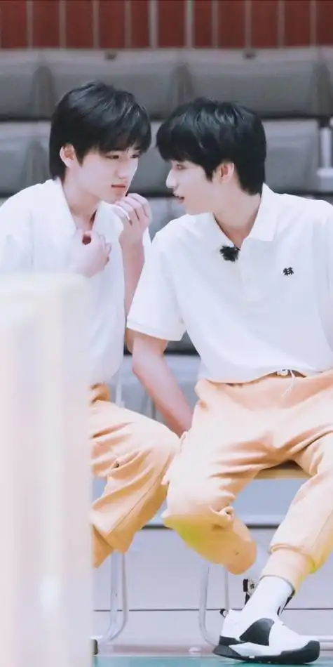 1,刘耀文往宋亚轩下面倒酒