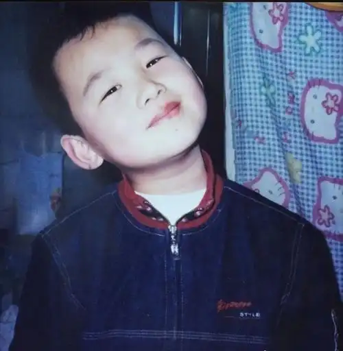 白敬亭小时候近照曝光,圆乎乎的小脸好可爱,引发网友热议|童年照|八块