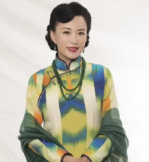 演员马丽大学毕业后马上结婚和老公相爱31年儿子使她自豪