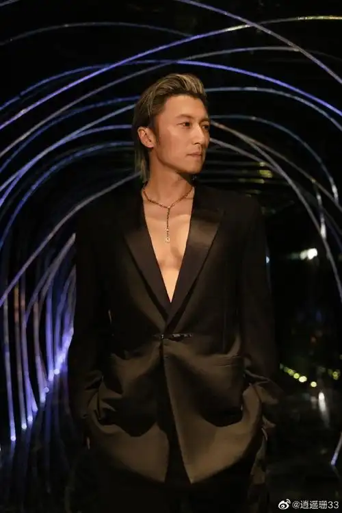 谢霆锋真空西装太顶了