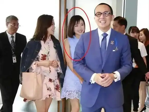 梁洛施的豪门之路手握三张王牌用4胎打出了一个王炸