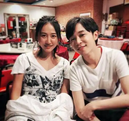 吴青峰晒与陈粒合影 粉丝调侃:网友面基现场