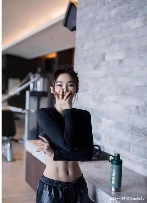 女明星的腰有多细?赵丽颖蚂蚁腰好迷人,吉娜56cm腰围太不真实了