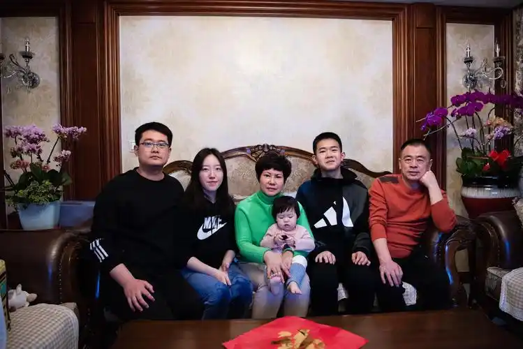 2020的春节,奶奶自拍了一张全家福