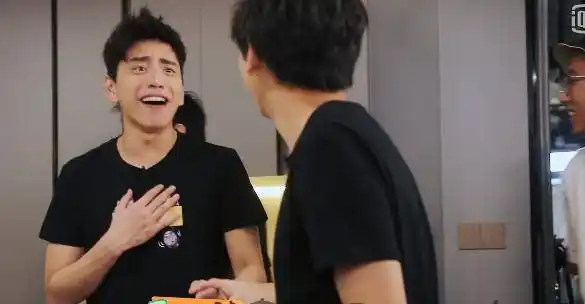 魏大勋首次请王大陆吃饭,抠门人设不倒,节目组帮忙买单戳中笑点