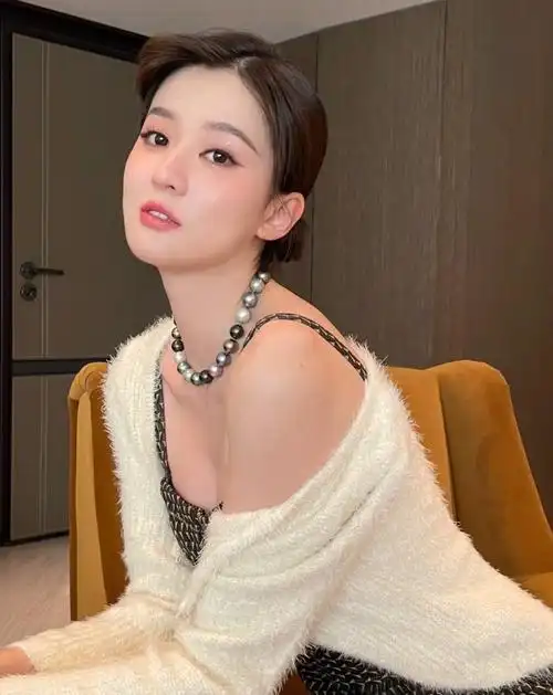 乔欣穿性感吊带裙搭针织衫娇艳动人