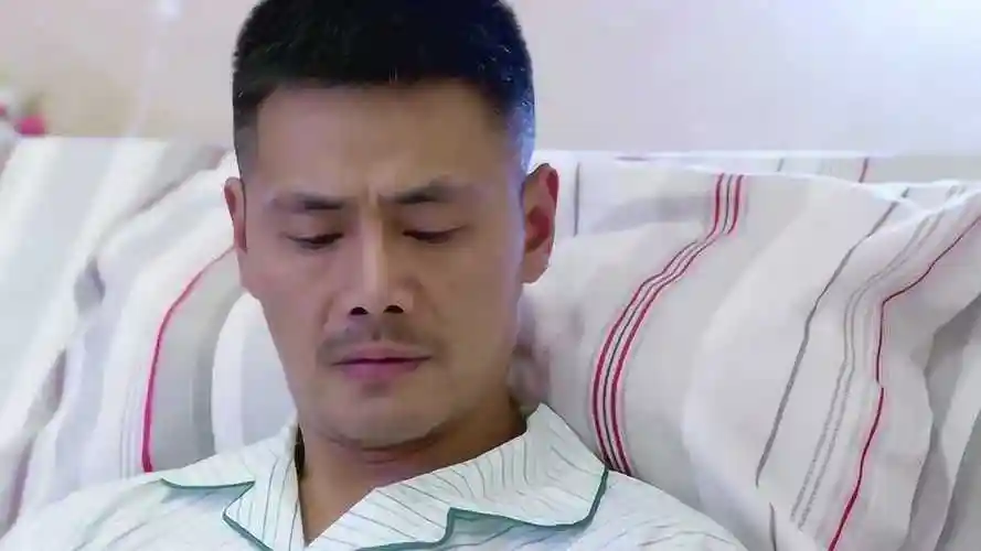 麻辣变形计:熊阔海躺在病床上,接受关啸的谴责,不配当一个父亲