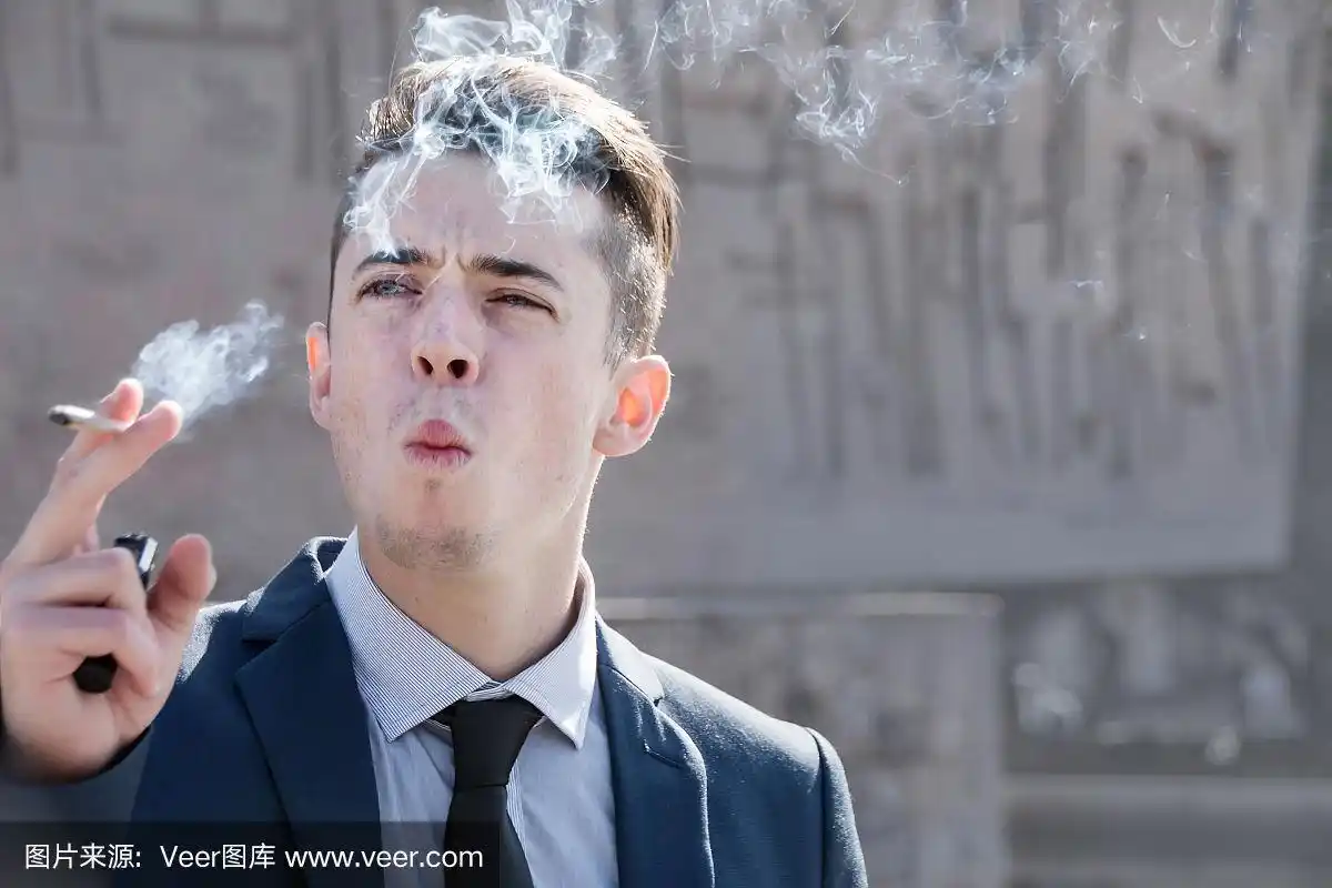 年轻的商人在街上抽烟