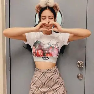 金智妮jennie同款白色印花短袖t恤短款韩风ins上衣blackpink衣服