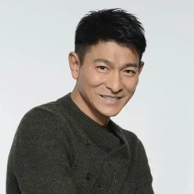 "老男神"刘德华素颜出镜,50多岁的他依然活力四射!