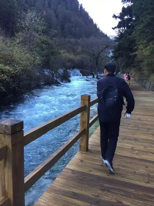 老曾的背影,在九寨沟树正瀑布的衬托下,很美!很帅!