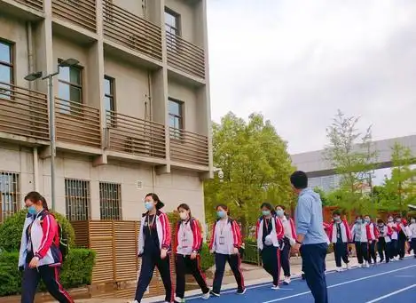 中学学子校服风采_校服定制-校服定做-校服定做厂家-汉之杰服饰,河南