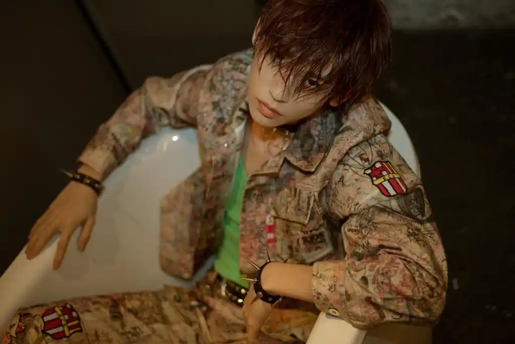 消息穿最可爱的印花唱最狠的歌小鬼湿发涂鸦朋克造型浴缸大片公开