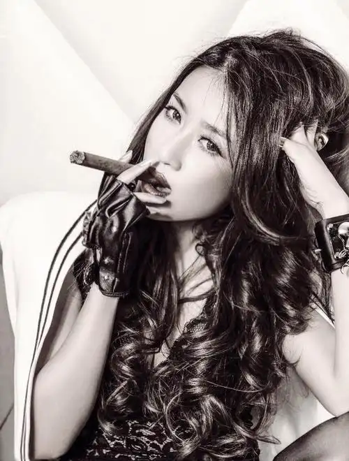 孙敬媛黑丝叼烟扮酷 化身野味十足007女郎