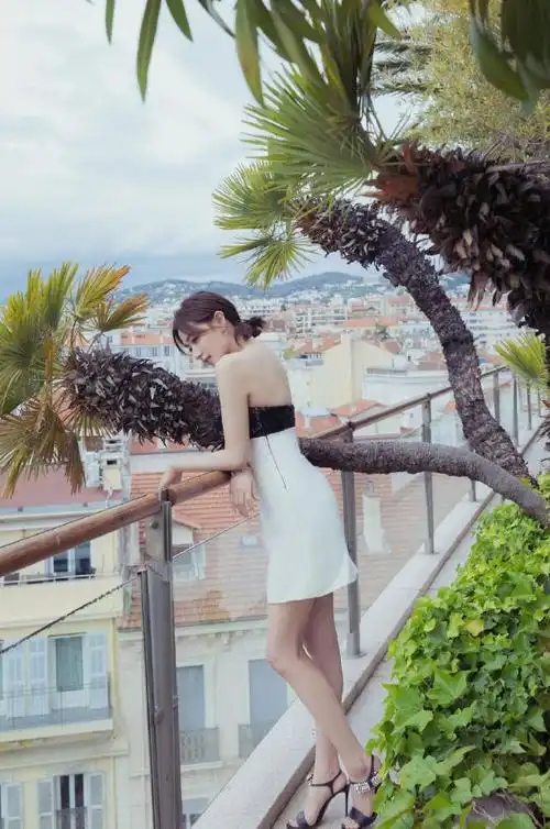 万茜的钱花得真值3万3的蝴蝶结抹胸裙配高跟鞋美得让人惊艳