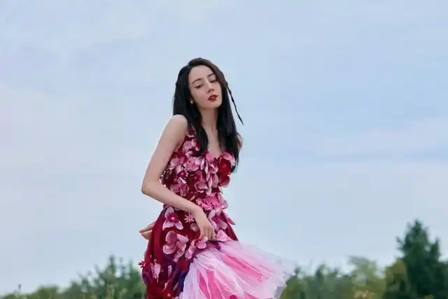 组图迪丽热巴花仙子大片好美一袭粉红立体花朵连衣裙俏皮灵动