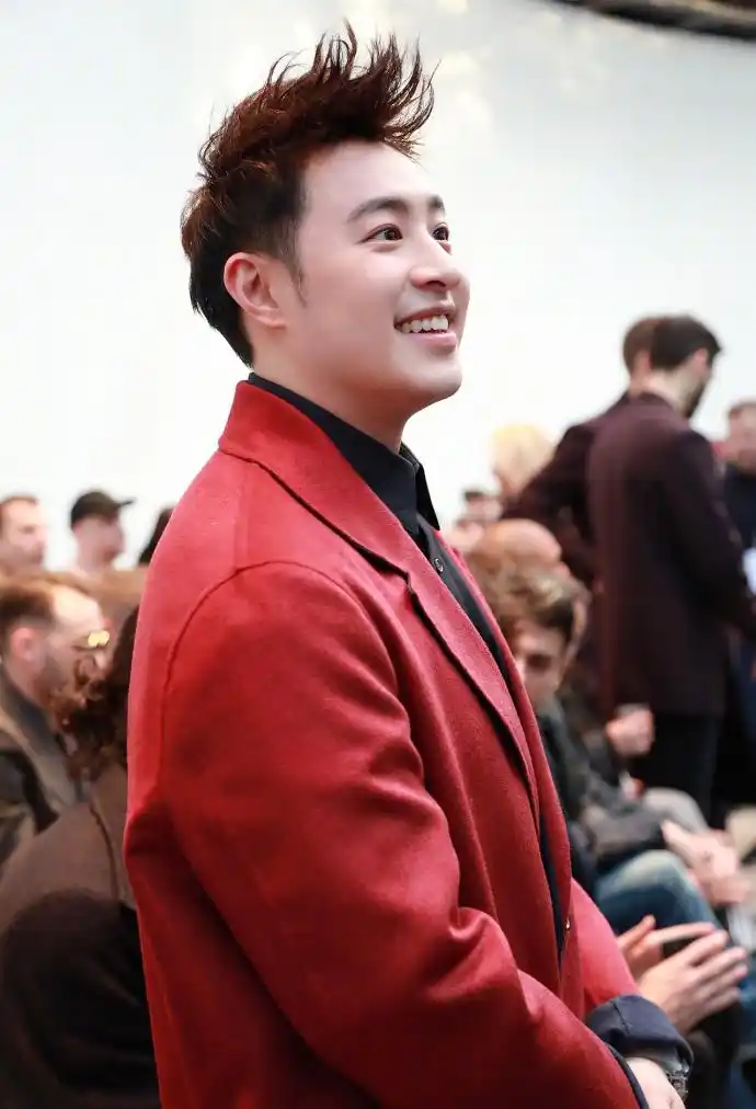 潘玮柏巴黎看秀,一身红色大衣很惹眼 网友:红红火火,帅翻天
