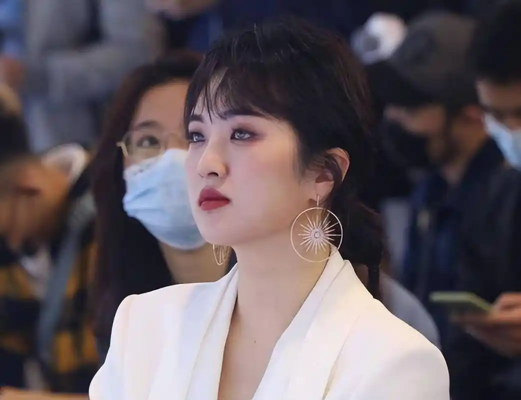 华为二公主姚安娜参演电视剧《猎冰》上了热搜,除了她的身份,更因为