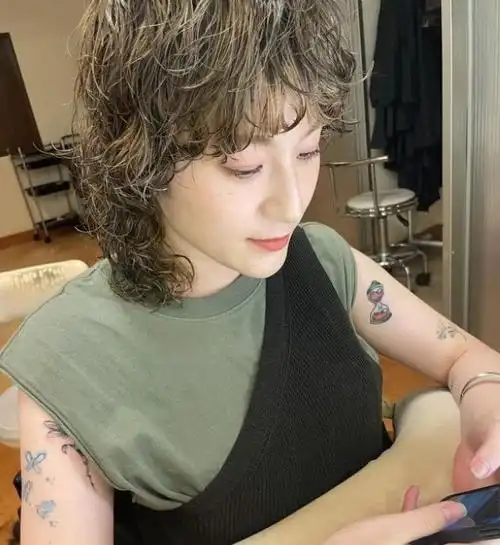 日系风格满头烫发型推荐,从发根一直烫到发尾,纹理感十足的烫发设计