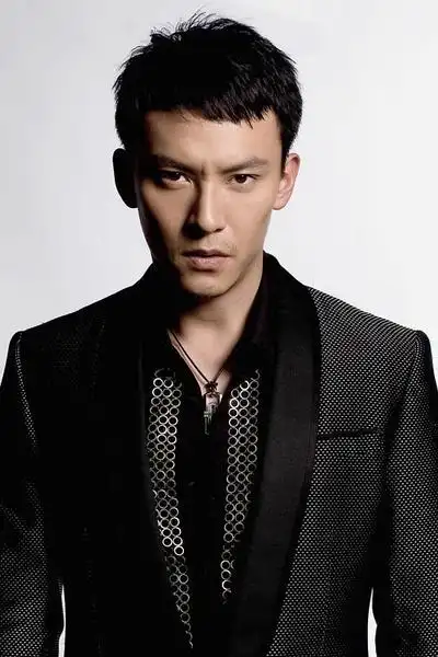 张震杂志封面大片曝光 目光深沉显男人味十足