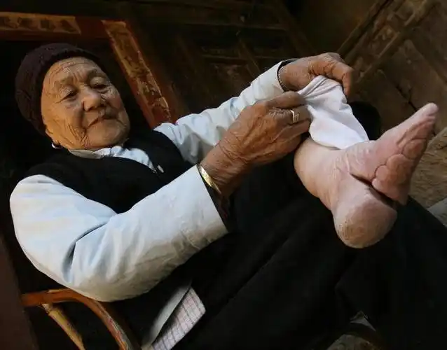 那些年的裹脚老人,这才是原始的小脚太太,最后一张让人不忍直视