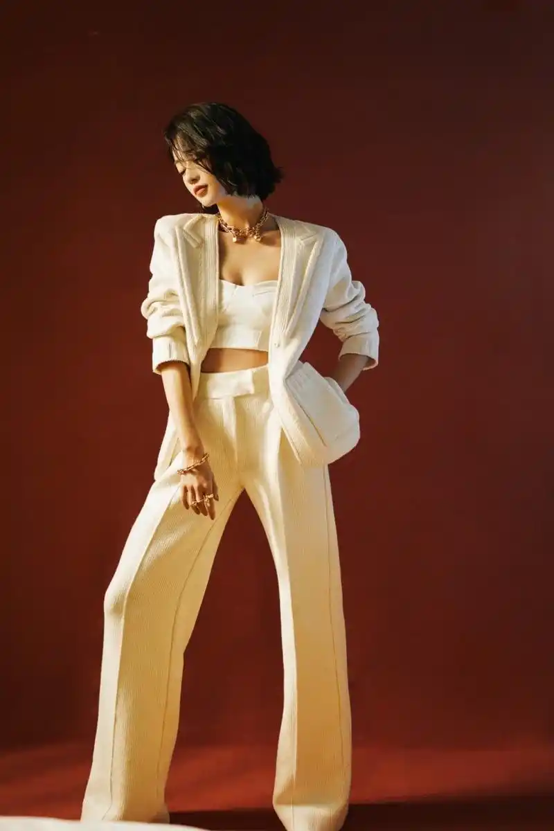 吴谨言又美到我了,一身月光白抹胸套装,全白西装演绎别样的温柔飒爽