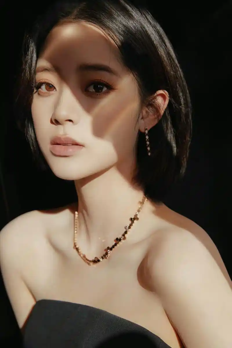 欧阳娜娜# 一袭黑色抹胸裙,甜美清纯的容颜,白皙细嫩的肌肤,婀娜蹲怂