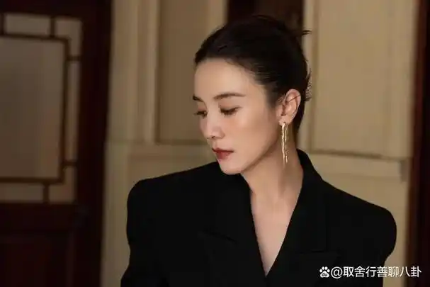 女星宋佳最新大片来袭,深v露腰西装走路飒飒生风,彰显熟女魅力