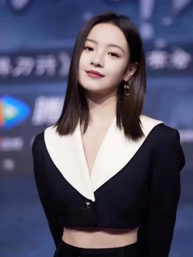 如何做到长得不怎么好看却又很好看的 李庚希是那种