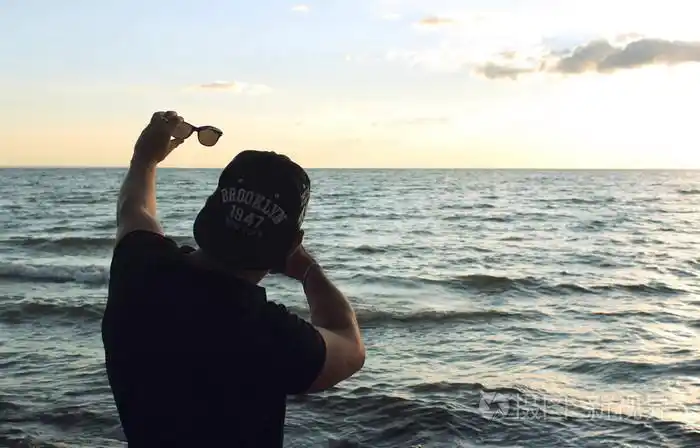 一名男子在海上看日落