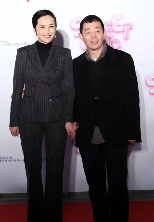 蒋雯丽不给老公留面子,踩10厘米高跟比老公还高一截,太强势