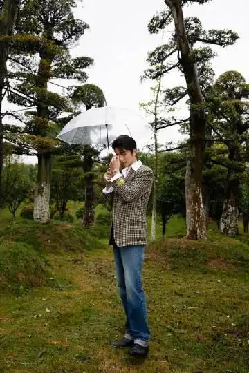 张新成撑伞森林漫步,"文艺风"也能轻松驾驭,格纹西装太有范