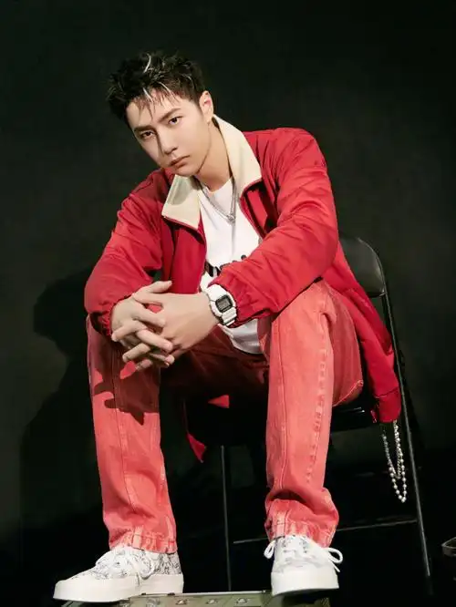 王一博中国红街头风造型来袭帅哦