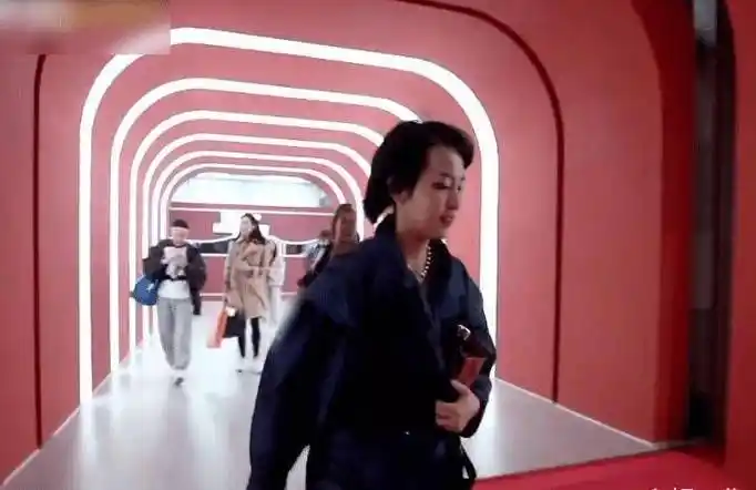 原创周笔畅在车里摔倒吉克隽逸在一旁幸灾乐祸两人感情如何很明显