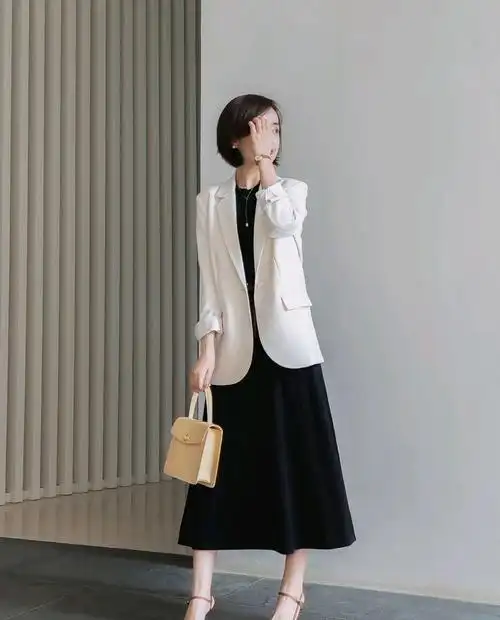 40岁后没必要装嫩可以走优雅路线米白色西装穿搭就很高级