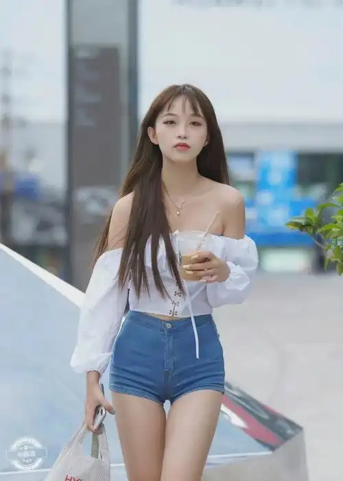 街拍女神紧身热裤白色泡泡抹胸的漂亮女生