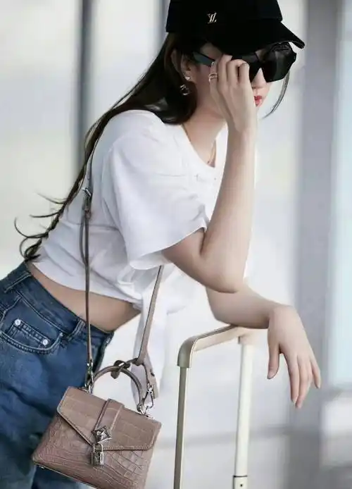 刘亦菲国外终于放开,穿露脐装炫欧式身材,不做纸片人美出强大感