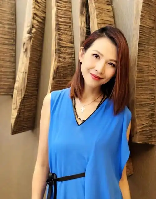 45岁蔡少芬,一袭红黑连衣裙上演霸气中国风,优雅大气